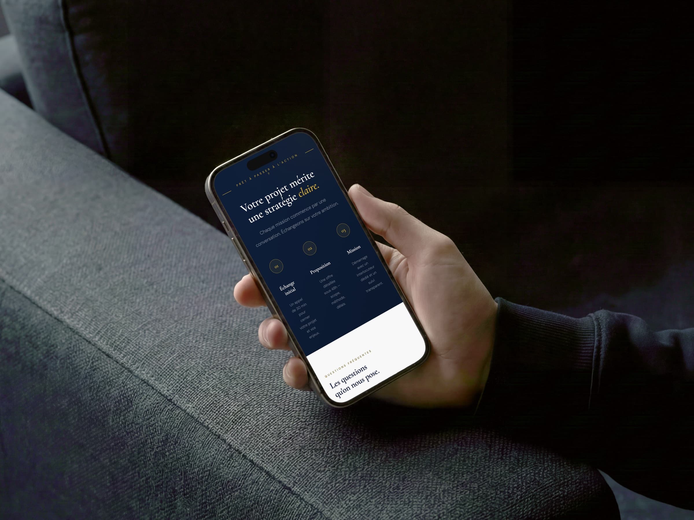 Le site sur un téléphone, en main